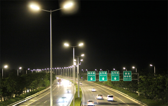 El principio de funcionamiento y las características de rendimiento de la lámpara LED de la calle de alta potencia blanca