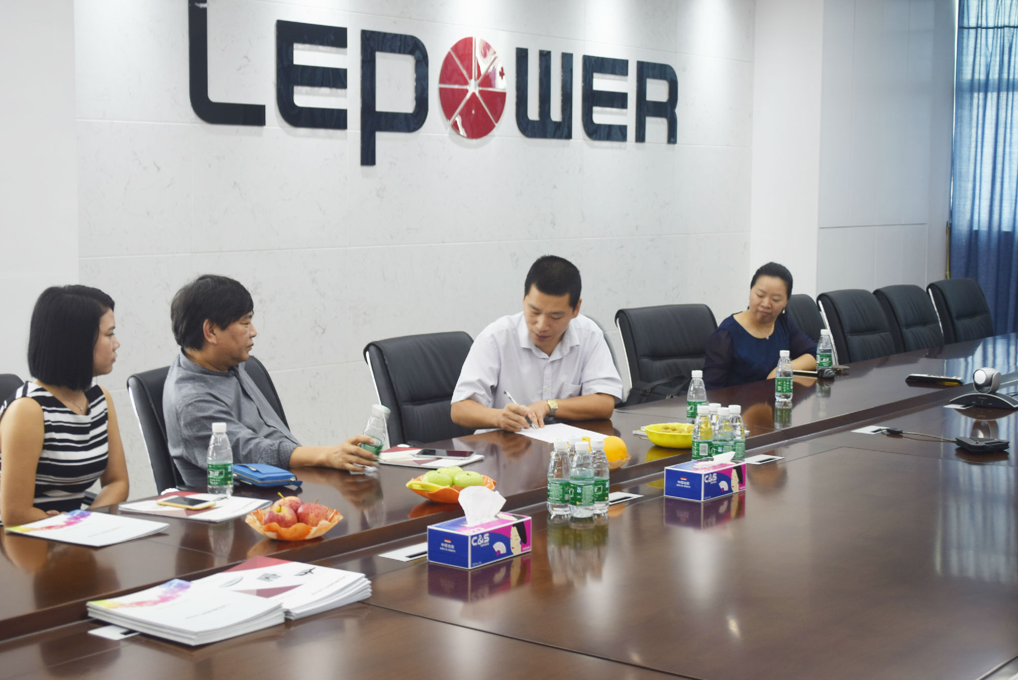 Dou Linping, secretario general de la China Lighting Society, visitó Lepower Photoelectric para una investigación