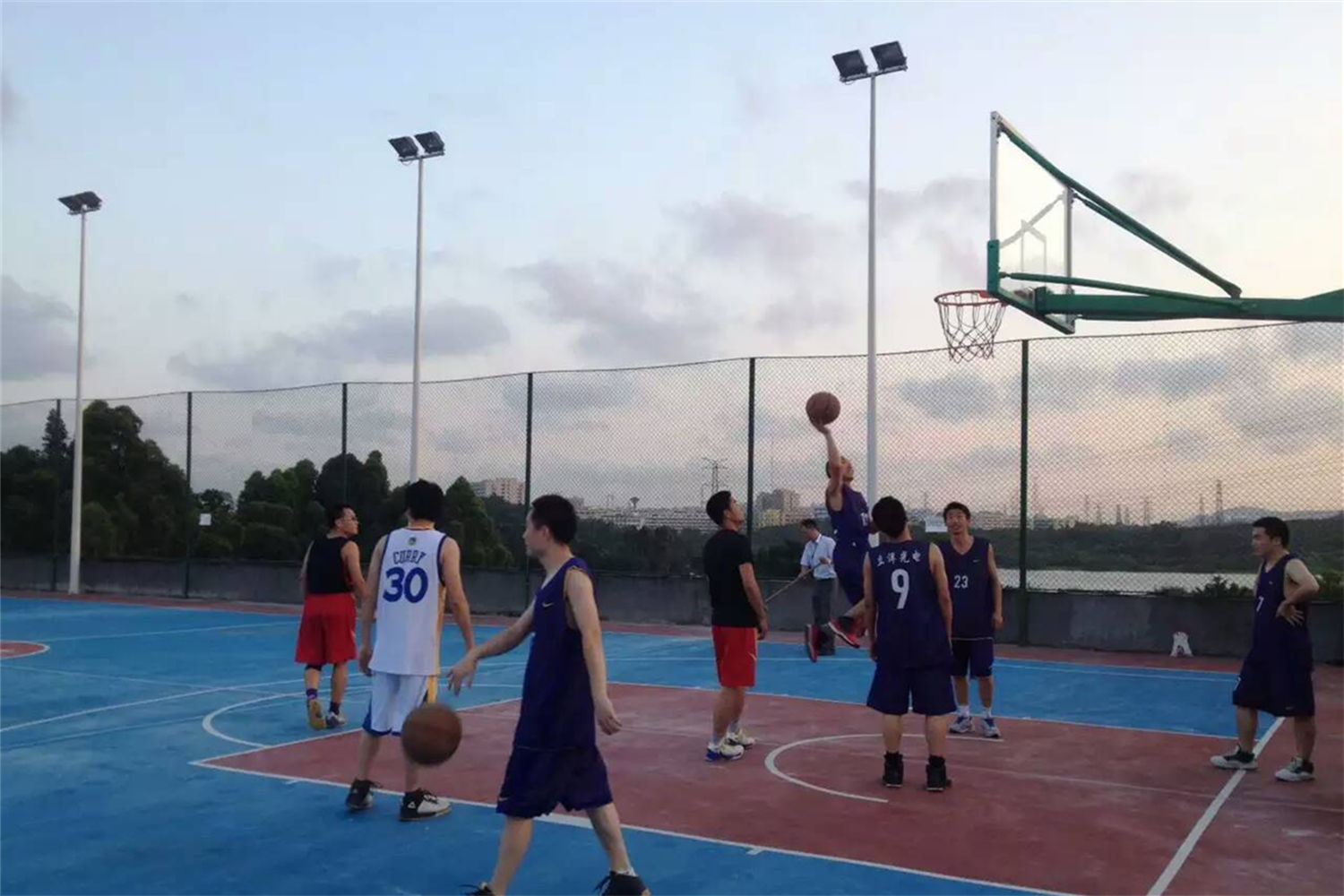 Un partido amistoso de baloncesto entre Jiliyang Shares y Huangfa Stone